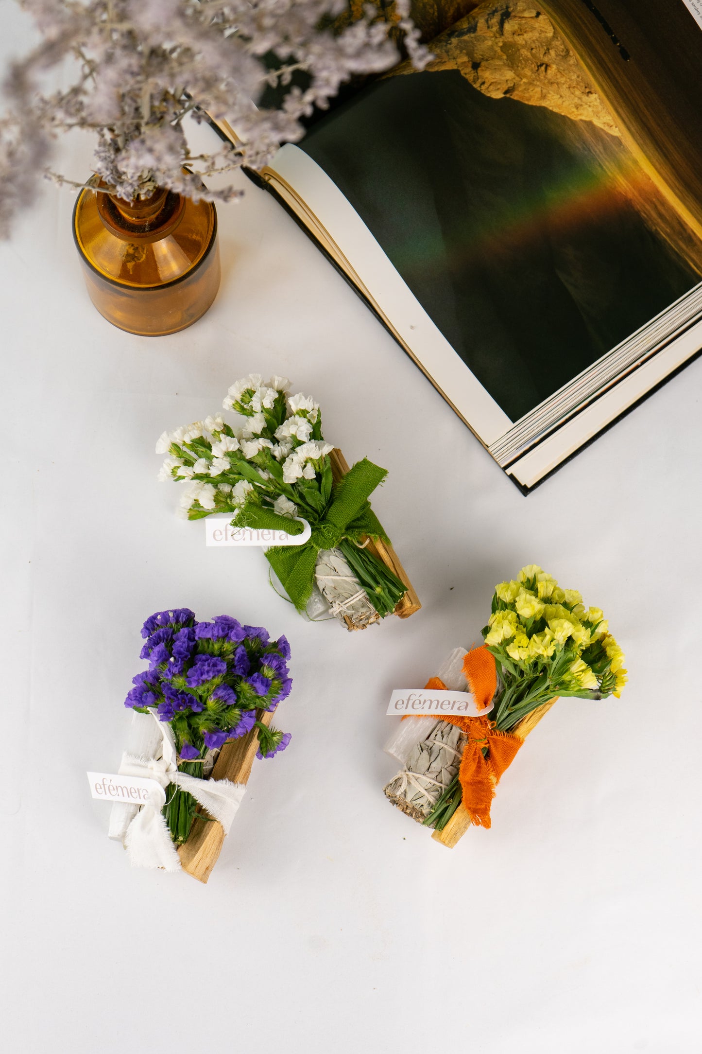 Sálvia branca, selenite, palo santo e flores secas